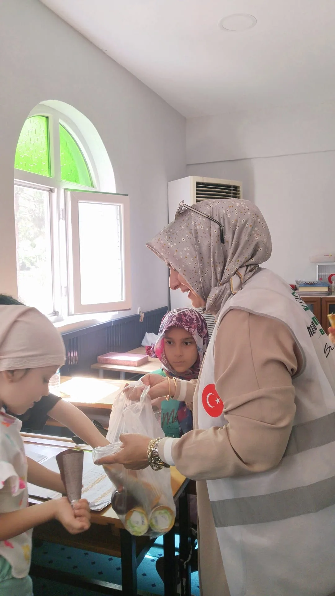 Kur’an Kursu Öğrencilerine Dondurma İkramı